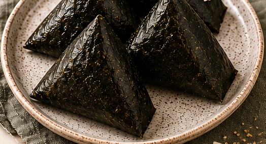 Illustration: Nori-Wrapped Onigiri